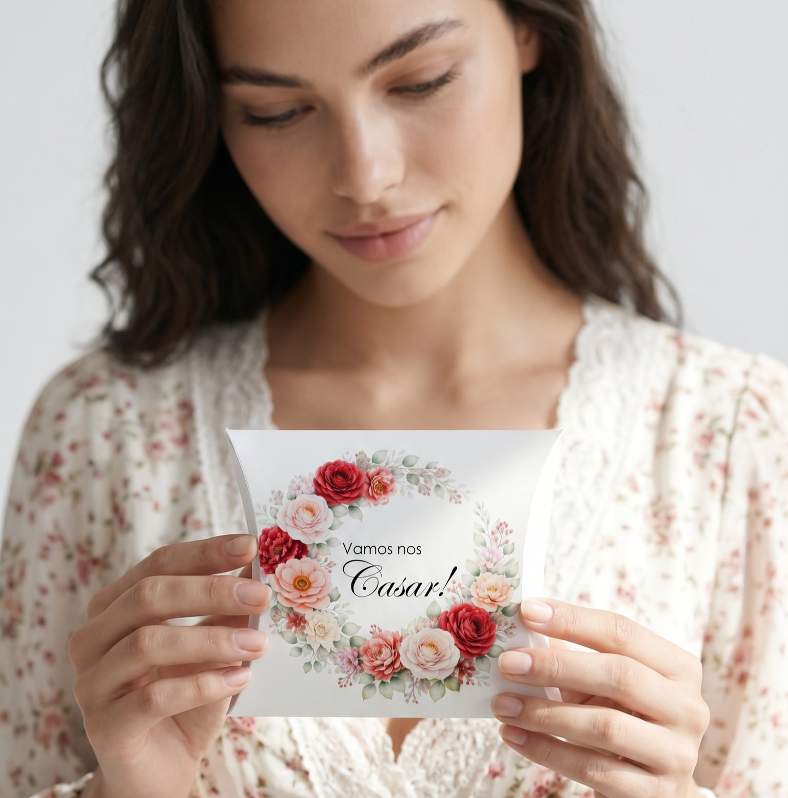 Convite floral segurado pelas mãos